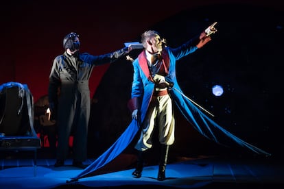 Javier Navares (izquierda) como Antoine Saint-Exupery y Shuarma como el Principito, en el musical que programa el teatro Cofidis Alcázar.