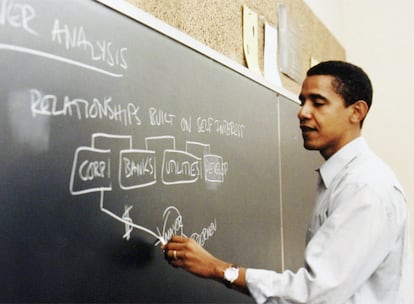 Barack Obama dando clase en la Universidad de Chicago.