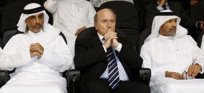 Blatter, en el centro, rodeado por Mohamed Bin Hammam, a la derecha, y el jeque Khalifa bin Ahmed Al-Thani, presidente de la federación qatarí, en 2008.
