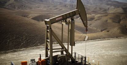 Bomba extrayendo petróleo 'shale' en el campo de Monterrey (California, EE UU).