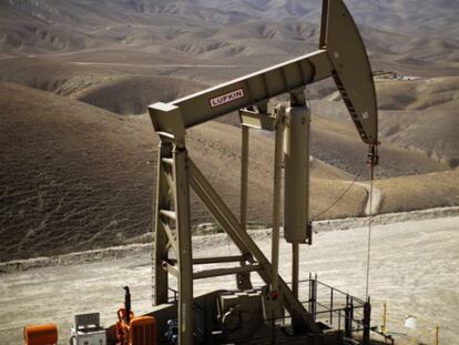Bomba extrayendo petróleo 'shale' en el campo de Monterrey (California, EE UU).