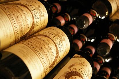 Botellas de vino Chianti Classico, con su emblema del Gallo Nero.