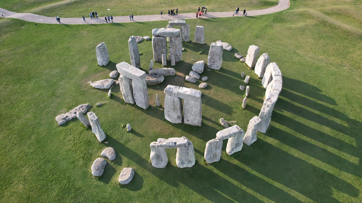 New mystery at Stonehenge: The six-ton altar stone traveled over 435 ...