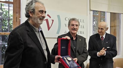 Manuel Miralles, Vicent Torrent y Santiago Grisol&iacute;a en la entrega de la medalla del Consell Valenci&agrave; de Cultura.