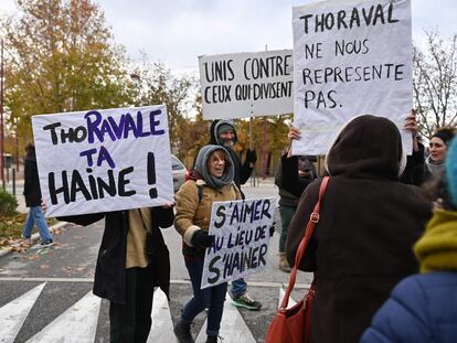 Protestas por la muerte de Thomas Perotto en Crépol, con pancartas contra la alcaldesa de Romans-sur-Isère, Marie-Hélène Thoraval, el 2 de diciembre.