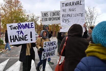 Protestas por la muerte de Thomas Perotto en Crépol, con pancartas contra la alcaldesa de Romans-sur-Isère, Marie-Hélène Thoraval, el 2 de diciembre.