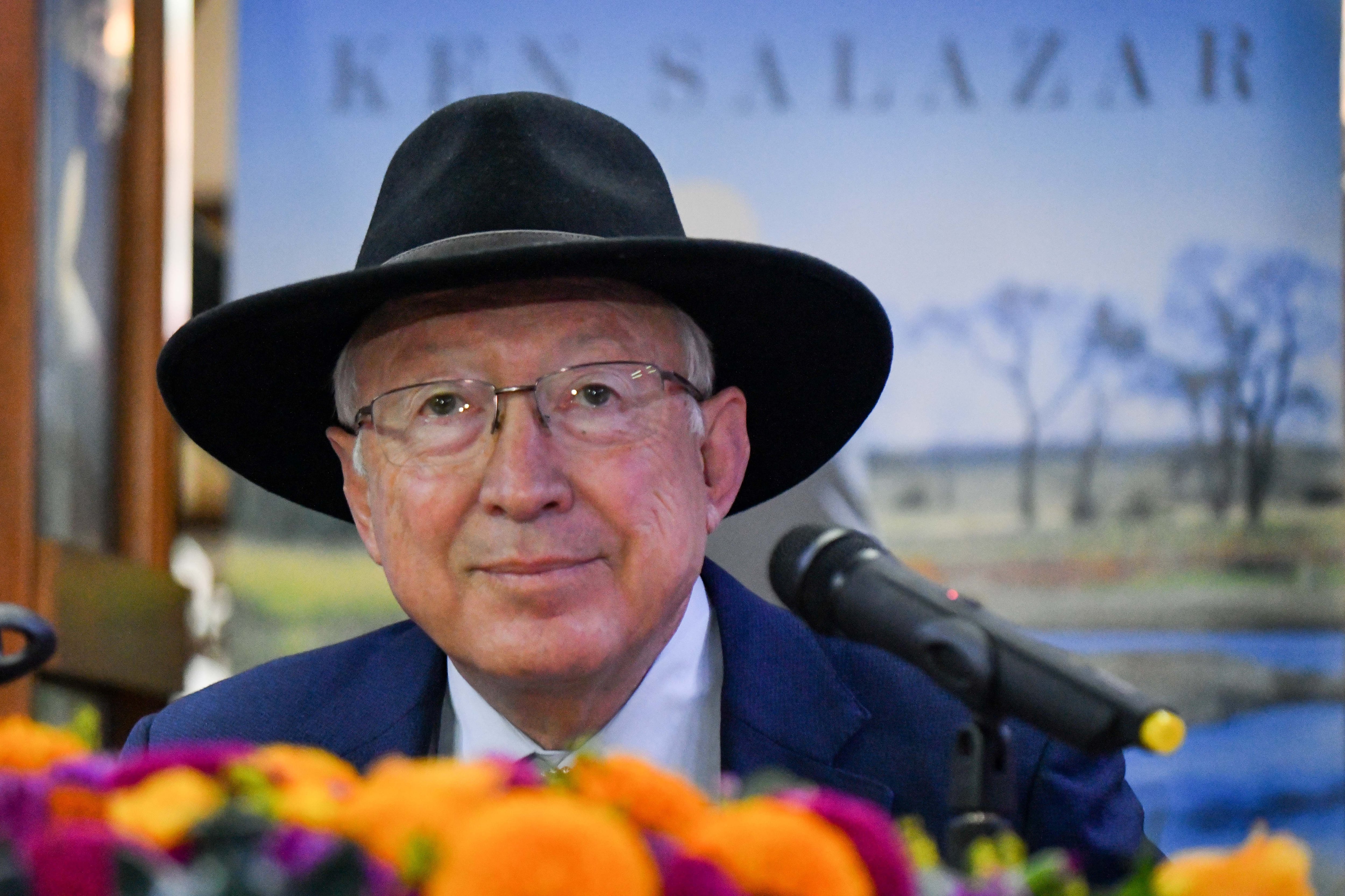 Ken Salazar en una librería Porrua de Ciudad de México.