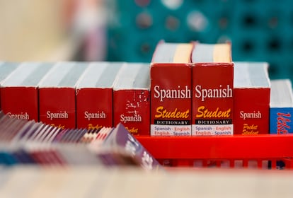 Diccionarios de español en una clase de una escuela en Houston (Texas).