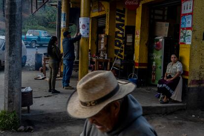 Voluntarios pegan carteles con información sobre el coronavirus escritos en lengua purépecha en la comunidad de Angahuan.