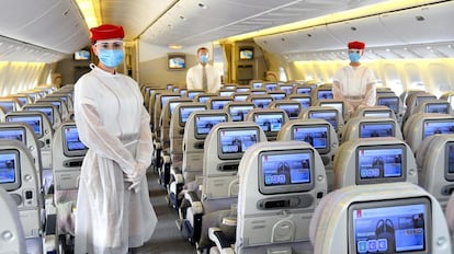 El personal de cabina de Emirates llevará equipo de protección en todos los vuelos. / EMIRATES