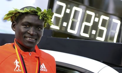 Kimetto posa junto al cronómetro que refleja su récord