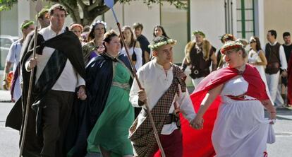 Las parejas caminan agarradas de la mano por las calles de Cedeira (Galicia)