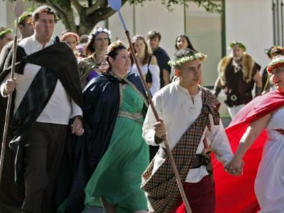 Las parejas caminan agarradas de la mano por las calles de Cedeira (Galicia) 
