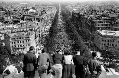 Celebración del Día de la Victoria en los Campos Elíseos de París.