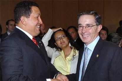 El venezolano Hugo Chávez (izquierda) saluda al colombiano Álvaro Uribe tras la inauguración de la cumbre.