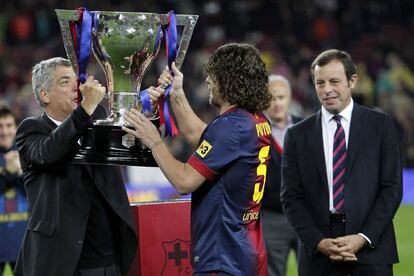 Ángel María Villar, presidente de la Federación, entrega a Puyol el trofeo de campeones de Liga.