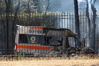 Daños causados en una ambulancia tras la explosión del depósito de GLP en Roma, este viernes.