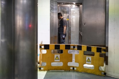 En la imagen, un operario repara uno de los ascensores averiados de la estación de plaza de Catalunya.