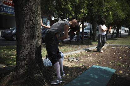 Una de las bailarinas de la compañía estira sus músculos antes de representar alguna de las piezas previstas en el festival de teatro que pretende acercar las artes escénicas a la calle y que se va a desarrollar en distintos puntos de la capital mexicana.