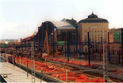 "Hice esta foto de las obras de la estación del AVE en Lleida porque todo estaba patas arriba y la escena me recordaba a Sarajevo. Hago fotos testimoniales de cómo pasa el tiempo en las obras. Es una forma de realizar un seguimiento de las obras de la ciudad".

Fiesta del Águila: "Me gusta hacer fotos en la calle y luego se las mando a una familia o a un colectivo. El águila es una fiesta tradicional de Lleida que se había perdido. Ahora, un equipo cultural de barrio la ha recuperado".