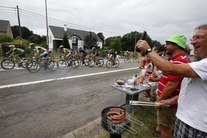 Aficionados saludan al apso de los ciclistas.