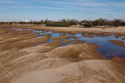 Una de las zonas de mayor impacto es el Paraná Viejo, el curso del río que rodea por atrás a la isla que está frente a Rosario, la segunda ciudad más importante de Argentina.