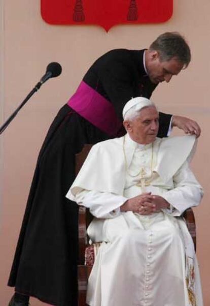 El Papa Benedicto XVI ha sido ayudado por su secretario privado Georg Gaensweindurante en la ceremonia oficial de bienvenida en el aeropuerto de Varsovia. En sus primeros discursos ha condenado el nazismo y se ha referido a los pecados cometidos por los cristianos a lo largo de los siglos, afirmando que aunque es necesaria "una humilde sinceridad para no negarlos", no se puede ignorar los diferentes momentos históricos.