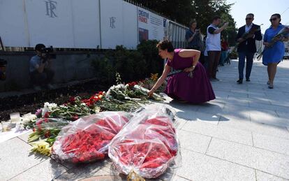 Personas dejan flores a las puertas de la Embajada Francesa en Moscú como apoyo a las víctimas del atentado en Niza.