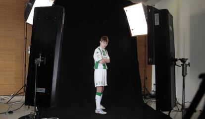 Paco Varas, futbolista del Córdoba, durante la sesión de fotos para el clásico cromo de alineaciones.