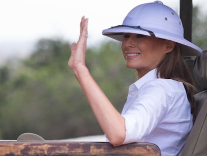 Melania Trump en un safari en Nairobi (Kenia) con el sombrero colonialista.