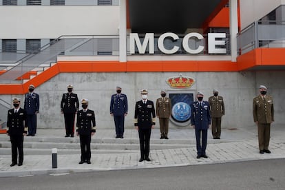 El rey Felipe se desplazó este jueves hasta la Base de Retamares, en Pozuelo de Alarcón (Madrid), para conocer las instalaciones del Mando Conjunto del Ciberespacio (MCCE) y los medios para hacer frente a los ciberataques.