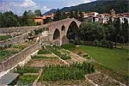 El puente gótico de Sant Joan de les Abadesses fue reconstruido en 1976 tras ser volado al final de la guerra civil.