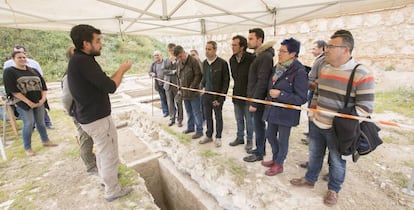 Autoridades locales de Cádiz, en el cementerio de la ciudad, el pasado abril.