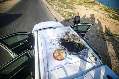 El techo de uno de los vehículos de la ONG Word Central Kitchen, muestra el impacto de un proyectil tras un ataque israelí directo contra el convoy de la ONG, en el que murieron siete trabajadores de la organización humanitaria, el 2 de abril de 2024.