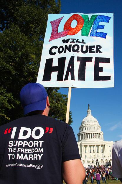 "El amor conquistará el odio", el poderoso mensaje que activistas gays lanzaron frente al Capitolio un día después de que Obama se comprometiera a acabar con la discriminación de los gays en las Fuerzas Armadas en 2009.