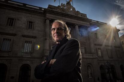 El concejal de Iniciativa Ricard Gomà frente al Ayuntamiento de Barcelona
