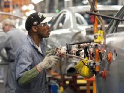 La economía de EE.UU., la primera del mundo, crecerá un 2 % y un 2,3 % en 2013, datos una décima por debajo de la anterior revisión, según las previsiones revisadas difundidas hoy por el Fondo Monetario Internacional (FMI). EFE/Archivo