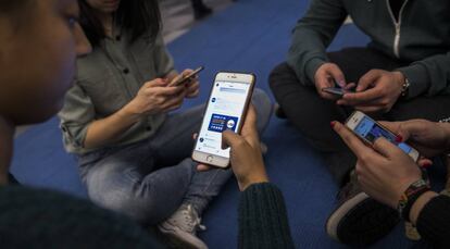 Jovenes viendo redes sociales en su telefono movil. 