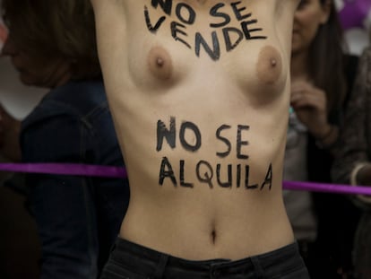 Protesta en Madrid con motivo de unas jornadas sobre vientres de alquiler.