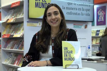 María Juliana Pacheco Blel con su libro 'Un lugar en el mundo' (Ed. Urano World).
