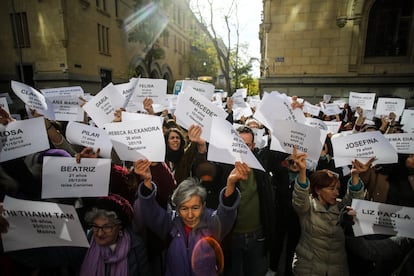 Un grupo de manifestantes exhibe carteles con los nombres de mujeres asesinadas en la concentración en contra de la violencia machista frente al Ayuntamiento de Madrid.