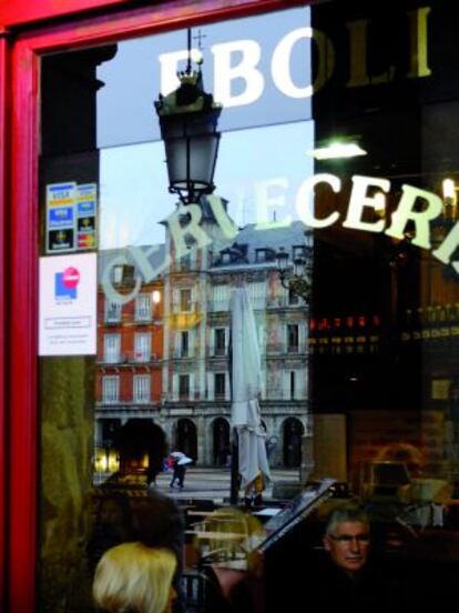 El reflejo de la plaza Mayor en una cervecería.