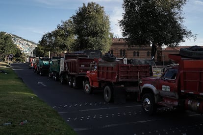 Camiones y volquetas bloquean uno de los carriles de la carrera séptima, al norte de Bogotá.