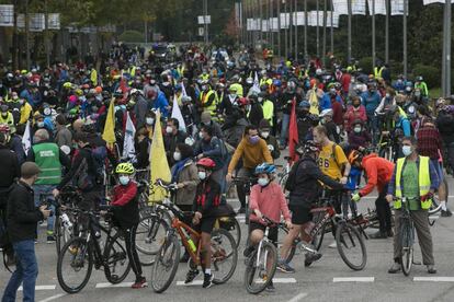 Los ciclistas se agrupan en el paseo del Prado antes del inicio.