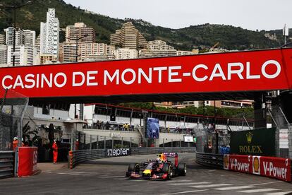 L'australià Daniel Ricciardo pilota als voltants del Casino de Montecarlo.