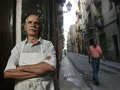 Pitu Cunillera, zapatero ortopédico en la calle de Sant Pacià del barrio del Raval, donde vive desde que tenía tres años.