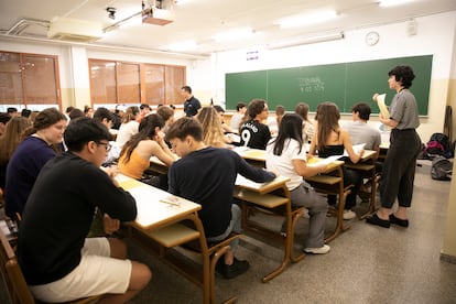 Estudiantes durante un examen en la Facultad de Biología de la Universidad de Barcelona, el pasado junio.