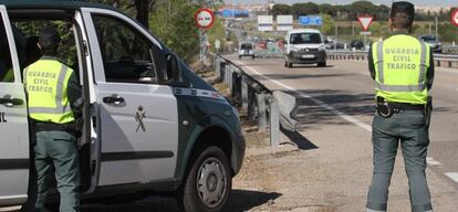 Agentes de la guardia civil de trafico vigilan el estado de las carreteras.