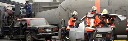 Simulacro de accidente de automóvil en Santiago de Chile.