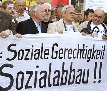 Oskar Lafontaine (izquierda) se manifiesta en Leipzig contra de los recortes sociales del Gobierno.